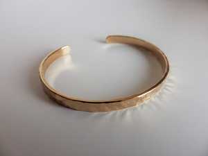 Brazalete de Cobre Hecho a Mano con Diseño Rústico Texturizado, Joyería Metálica - Product Image 3