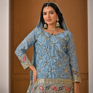 Elegante Traje Sharara de Diseñador para Mujer en Tela Georgette Premium con Bordado Elaborado, Detalles de Lentejuelas y Complementos - Product Image 2