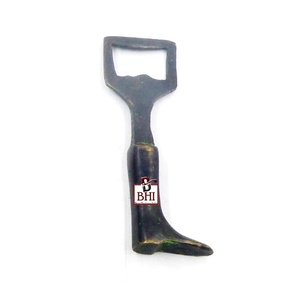 Ouvre-bouteille en laiton Accessoires de bar uniques Ouvre-bouteille en laiton Fixation murale "SHOES" (100mm) - Product Image 1