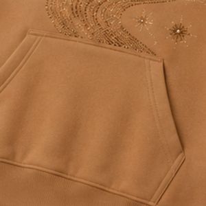 Sudadera con Capucha Extra Grande para Mujer, Diseño de Ondas con Pedrería Color Camel, Felpa Premium, Estilo Casual Urbano - Product Image 5