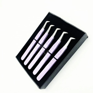 Pinces à cils professionnelles en acier inoxydable, pointe argentée/couleur violette clair avec revêtement en poudre/noyau de pinces en acier inoxydable, emballage en boîte noire pour 5 pinces. - Product Image 2