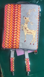 Sac fourre-tout brodé à la main avec motif chat jaune et oiseau, bordure géométrique colorée, style adulte pour femmes, provenant du Gujarat - Product Image 6