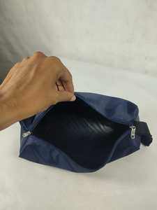Pochette utilitaire rectangulaire bleu marine avec fermeture éclair, poignée souple, suspendable, en polyester durable, pour rangement de fournitures de bureau et cosmétiques - Product Image 5