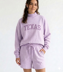 Ensemble coordonné col roulé pour femme avec short décontracté pour un look tendance et ample, idéal pour la détente - Product Image 1