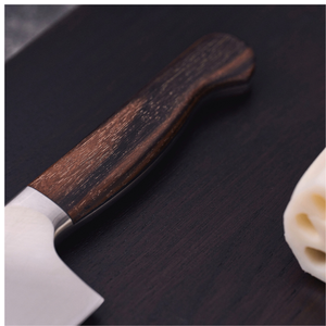 Couteaux de cuisine Santoku avec manche en bois grainé brun et lame argentée lisse pour trancher, hacher, couper en dés et préparer les aliments - Product Image 3