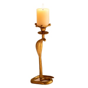 Porte-bougie moderne en fer finition or, motif serpent Cobra, grand support de bougie pilier en métal, décoration d'intérieur unique, fait main, durable, pour Pâques - Product Image 1