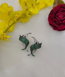 Pendientes de circonita plateados de moda con circonita esmeralda talla pera, joyería de aleación de moda para mujer, ideal para ocasiones especiales. - Product Image 1