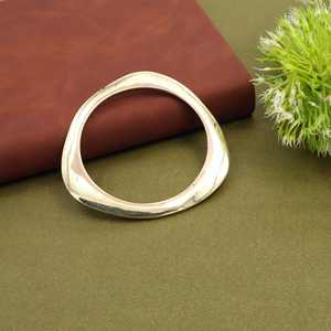 Brazalete Geométrico Ovalado Dorado para Mujer – Joyería de Moda Estilo Brazalete, Personalización OEM ODM - Product Image 3