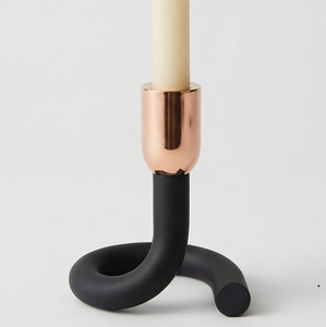 Porte-bougie moderne noir en forme de S avec coupelle en cuivre pour bougie conique, idéal pour la décoration intérieure - Product Image 1