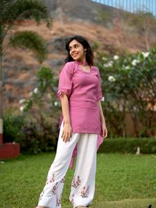 Ensemble 2 pièces décontracté d'été pour femme enceinte à imprimé floral rose : haut pull col en V et pantalon ample à jambes larges, tenue de plage courte - Product Image 5