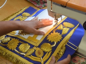 Tablier de cérémonie maçonnique haut de gamme CRAFT GRAND FULL DRESS APRON, brodé à la main, avec fils dorés, designs de luxe de haute qualité. - Product Image 4
