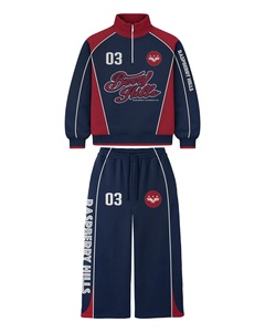 Chándal Deportivo Personalizado con Cierre de Cremallera |   Conjunto Deportivo para Hombre Estilo Racing con Parches |   Fabricante OEM de Conjuntos Deportivos de Pierna Ancha y Tejido Grueso - Product Image 4