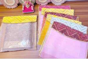 Elegante funda para saree hecha a mano con diseño de sippi, diseñada para guardar y proteger sus preciosos sarees de seda, algodón y de diseñador. - Product Image 3