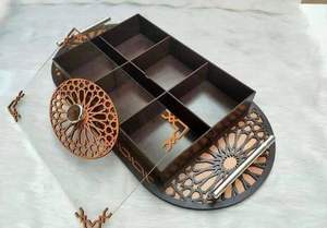 Caja de chocolate de metal dorado premium con tapa transparente, caja de almacenamiento festiva de lujo, ideal para regalar y exhibir. - Product Image 4