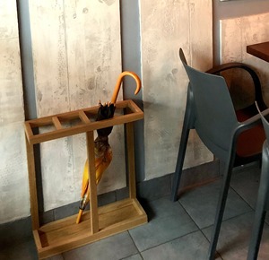 Porte-parapluies en bois à 4 fentes pour garder plusieurs parapluies séparés et faciles d'accès, fabriqué à la main en Inde - Product Image 2