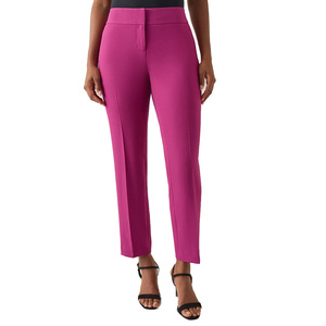 Pantalon pour femme au design élégant et coupe ajustée moderne, conçu pour une mobilité fluide, avec une forme définie et une forte présence stylée. - Product Image 1