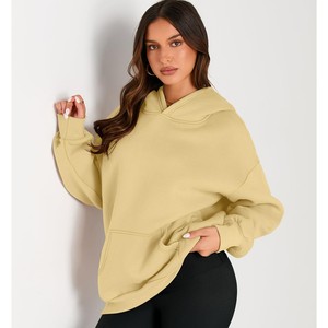 Sudadera con capucha para mujer de estilo casual encantador, diseñada para un movimiento cómodo con una apariencia limpia y un atractivo moderno y actual. - Product Image 1