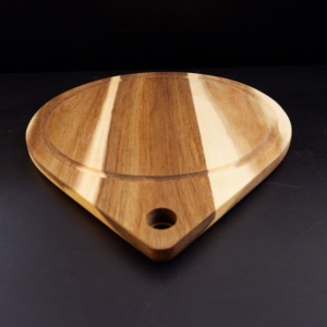 Tabla de cortar de madera en forma de lágrima con superficie de corte redonda y diseño antideslizante, hecha en Vietnam. - Product Image 3