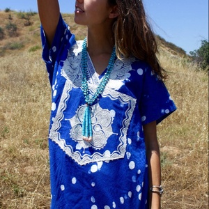 Tunique artisanale en coton 100% brodée au point de chaînette, collection d'art populaire, taille XL, décontractée, à manches courtes, motif floral, grande taille, coupe trapèze, pour l'été - Product Image 1