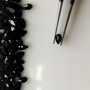 Espinela Negra Natural, Corte Pera de 5x3MM, Gema Suelta de la Mejor Calidad para Joyería - Product Image 1