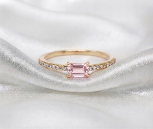 Bague éthérée en saphir rose et diamants de laboratoire pour les occasions de mariage et de fête, en or jaune 14 carats, bijoux fins. - Product Image 2
