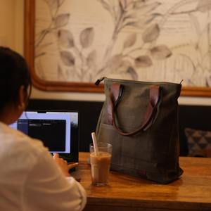 Sac fourre-tout en cuir et toile imperméable avec broderie ouverte, sac à bandoulière durable pour voyage, travail, shopping, grande capacité LCTB-0039 - Product Image 4