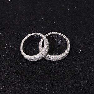 Anillo de Moissanita Hecho a Mano de Excelente Calidad, Accesorio de Moda para un Estilo Urbano Moderno, Disponible a un Precio Razonable - Product Image 1
