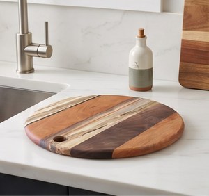 Planche à découper ronde élégante en bois avec trou de suspension, en bois naturel à rayures - Product Image 4