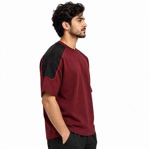 Mejora tu colección de ropa urbana con camisetas holgadas para hombre con formas llamativas y diseños de moda casual a la última. - Product Image 2