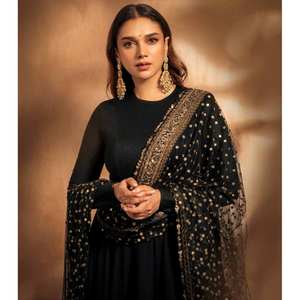 Robe de soirée de créateur pour les fêtes, robe ornée de sequins et de zari - Product Image 4