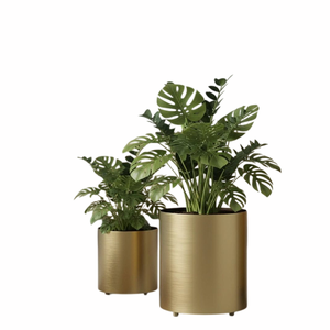 Pot de fleurs artisanal en métal plaqué or, pot de fleurs circulaire pour intérieur, style minimaliste avec plante verte, utilisation sur bureau - Product Image 1