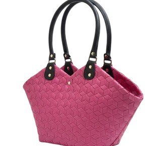 Sac à main en plastique tissé de forme unique à bords festonnés et sac fait main avec poignées en cuir noir pour femme, sac fourre-tout d'été - Product Image 2