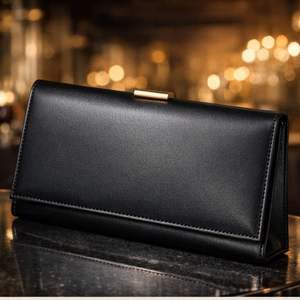 Este artículo es un bolso de mano estructurado de color verde con cierre de broche dorado y acabado similar al cuero. - Product Image 6