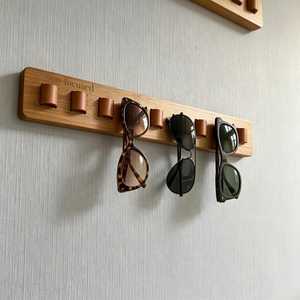 Porte-lunettes mural en bois massif design avec crochet en cuir naturel, solution de rangement artisanale pour un design d'intérieur moderne - Product Image 1
