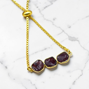Bracelet artisanal en laiton plaqué or avec trois pierres brutes de grenat, bijoux minimalistes bohèmes, pierres de naissance - Product Image 3