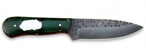 Cuchillo utilitario de hoja curva forjado a mano en acero de alto carbono con mango verde, incrustaciones blancas y acabado martillado - Product Image 3