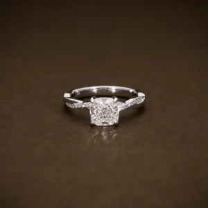 Anillo de compromiso con diamante blanco talla cojín en oro blanco macizo con banda cruzada clásica y detalles de diamantes pavé retorcidos - Product Image 3