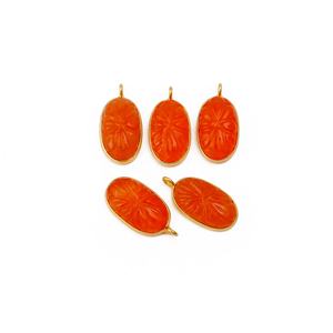 Colgante tallado de flor de cornalina natural, conjunto de bisel chapado en oro, joyería de moda única con colgantes y dijes - Product Image 1