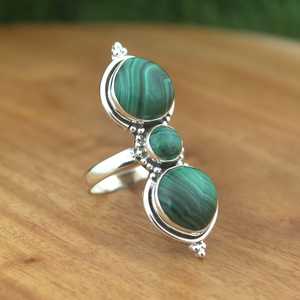 Anillo Largo Bohemio de Malaquita Verde Natural con Tres Piedras, Bordes de Alambre y Cuentas, Plata de Ley 925, Hecho a Mano, Venta al por Mayor - Product Image 5