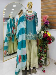 Haut en crêpe de soie brodé de motifs ethniques pour femmes, avec palazzos et dupatta - Product Image 5