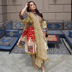 Robe de style Kuchi dorée ornée de broderies complexes, d'accents de pièces de monnaie dorées scintillantes, de bijoux tribaux élaborés et d'un voile de perles. - Product Image 1