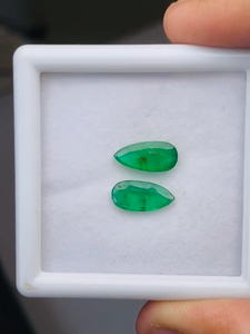 Par de Esmeraldas Naturales de Zambia, Corte Pera, Grado AAA, Certificadas por IGI, Verdes, 3.27 Quilates, Brillo Excelente, Corte y Pulido Perfectos para Joyería - Product Image 5