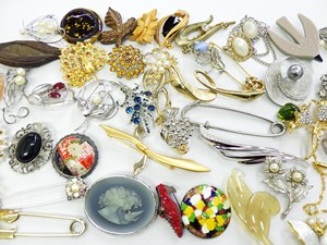 Magnífico Juego de Accesorios Unisex de Segunda Mano de la Mejor Calidad a Precios Increíbles, 50 Broches de Moda - Product Image 5
