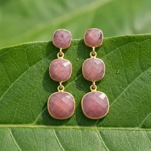 Boucles d'oreilles pendantes en quartz cerise naturel, faites à la main, avec trois pierres serties, à visser - Product Image 1