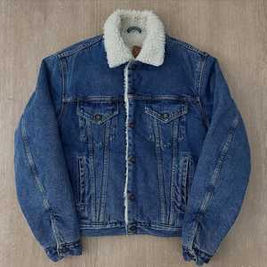 Veste en jean vintage personnalisable style streetwear avec décoration boutonnée effet délavé et impression de logo sur mesure pour l'hiver et le printemps - Product Image 4