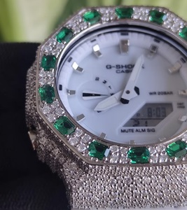 Reloj de Lujo con Incrustaciones de Diamantes Moissanite Corte Esmeralda Verde, Joyería Hip Hop, Correa Blanca, Reloj para Hombre - Product Image 3