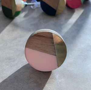 Poignée de meuble en résine géométrique rose et or, en laiton et hêtre, unique et artisanale, pour tiroir - Product Image 1