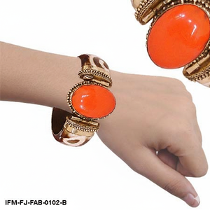 กำไลข้อมือทองโบราณทำมือสไตล์ชาติพันธุ์ ประดับด้วยหินเรซิ่นสีส้มสดใสและลายฝังกระดูกแบบชนเผ่า - Product Image 3