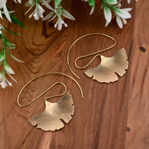 Boucles d'oreilles goutte de feuille de Ginkgo Biloba | Bijoux texturés plaqués or et argent | Boucles d'oreilles ethniques Boho inspirées de la nature - Product Image 1