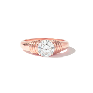 Bague de fiançailles de luxe en or massif 10K 14K, à bande épaisse, avec diamant moissanite de laboratoire rond brillant et motif côtelé doré - Product Image 2